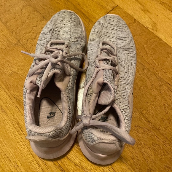 Nike tennis shoes - Picture 4 of 4